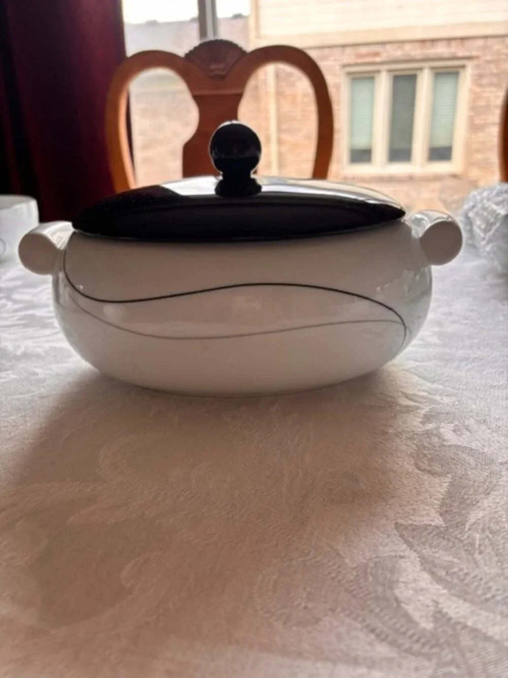 Mikasa Fine China Threads White Oval Covered Casserole 1.75 Quart.